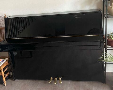 Piano droit laqué noir Yamaha 1500 Les Abrets (38)