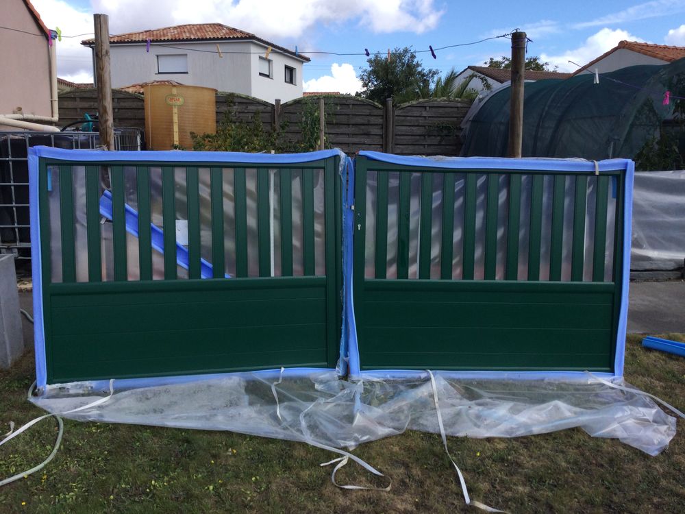 Tr&egrave;s beau portail alu ral 6005 Jardin