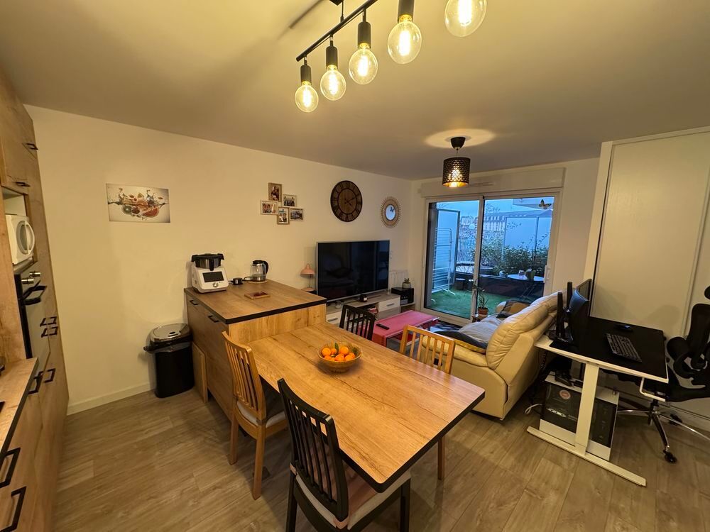 Vente Appartement Appartement T2 récent 45 m² avec terrasse, parking et ascenseur €