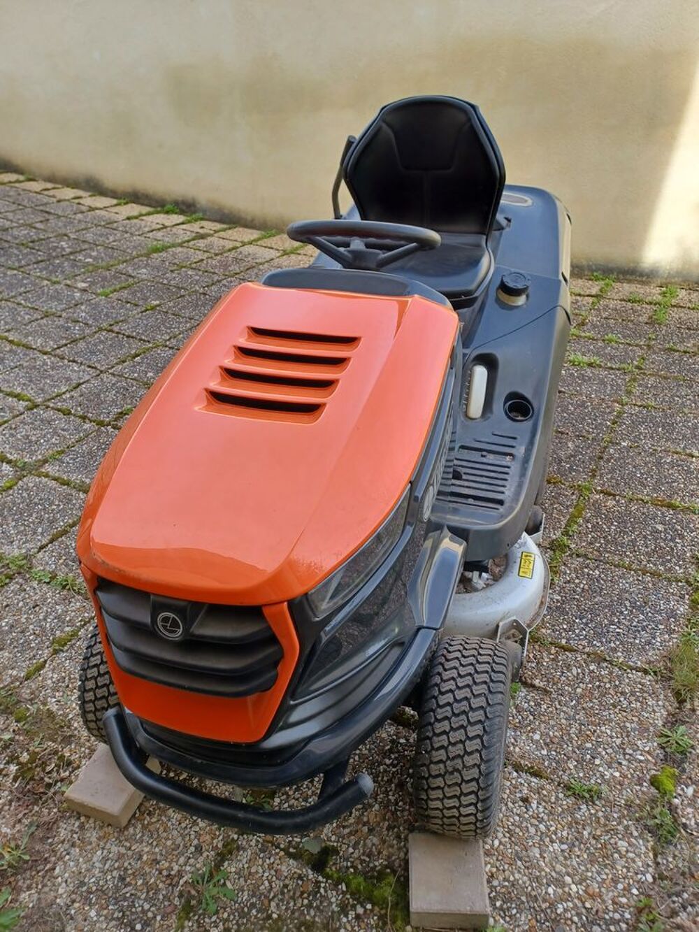 Micro tracteur tondeuse, marque " Oleo Mac ", Jardin