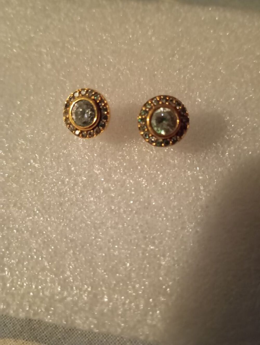 Boucles d'oreilles plaqu&eacute; or Fausses pierres effet diamant Bijoux et montres
