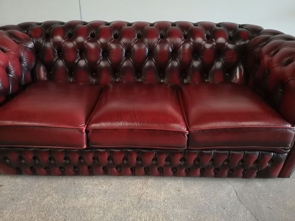 Canap&eacute; chesterfield cuir rouge trois places Meubles