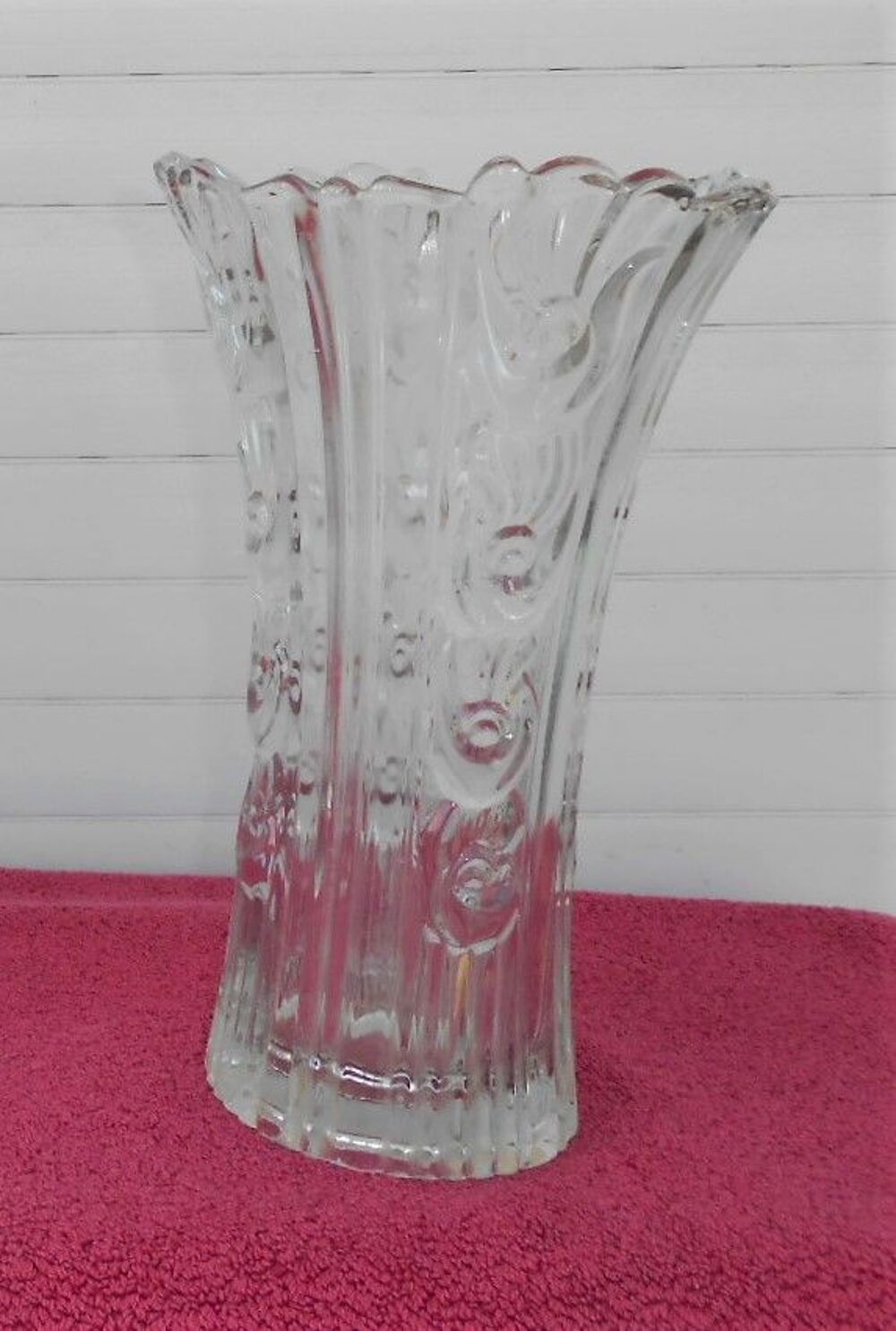 joli vase en CRISTAL " rainur&eacute; " et " dessins en relief " Décoration