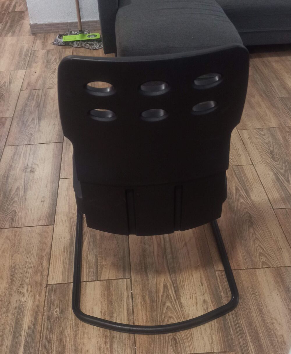 Jolie chaises solide et confortable Meubles