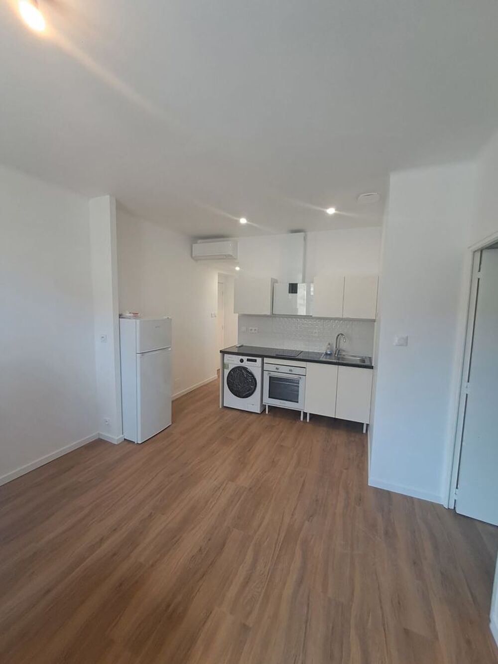 Location Appartement T2 MEUBLE CLIMATISATION JEAN JAURES PLACE SEVERINE Nîmes
