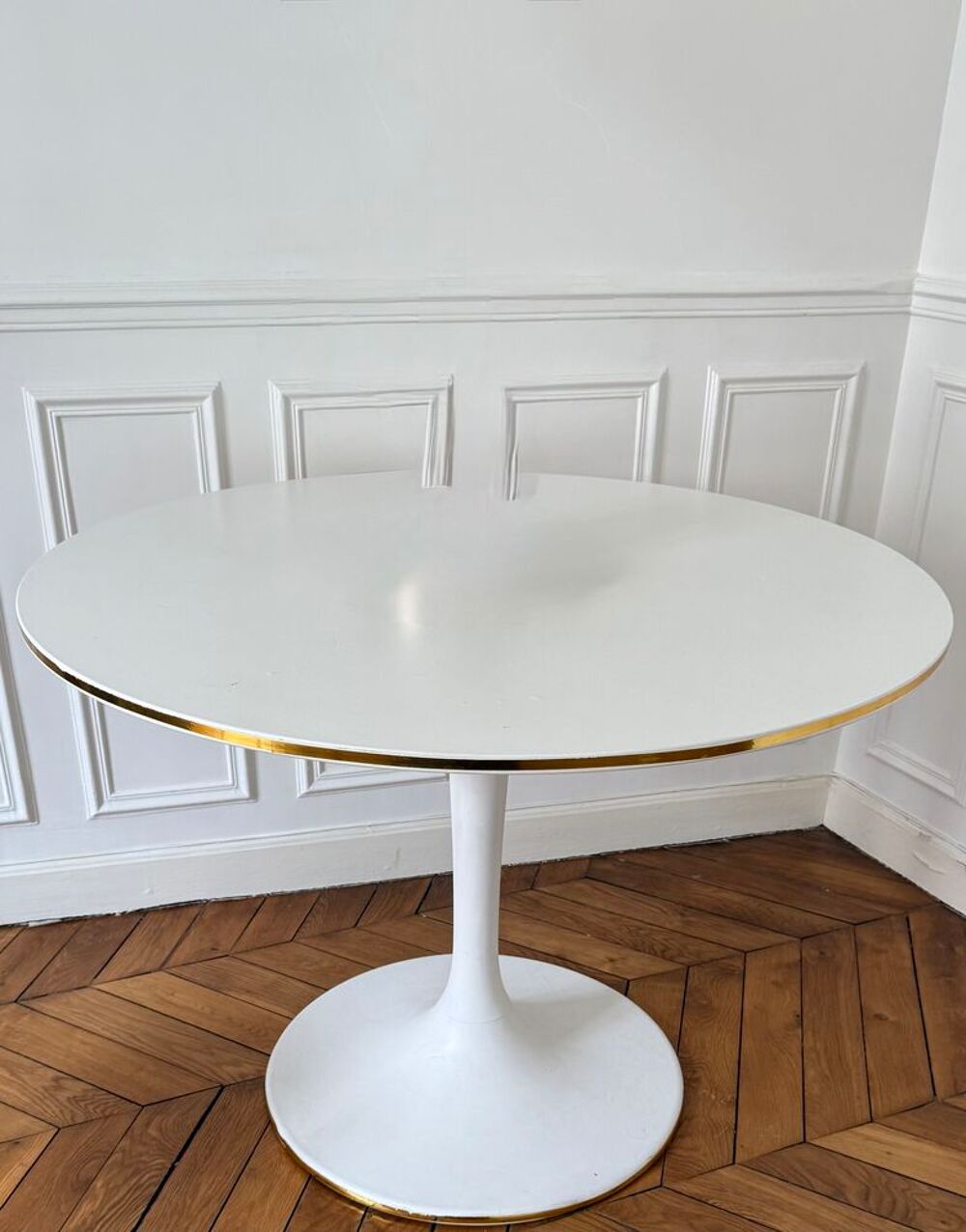 Table ronde blanche style tulipe - bord dor&eacute; Meubles