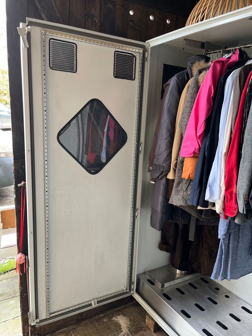 Grande armoire penderie ou &eacute;tag&egrave;res,m&eacute;tallique, renforc&eacute;e. Bricolage