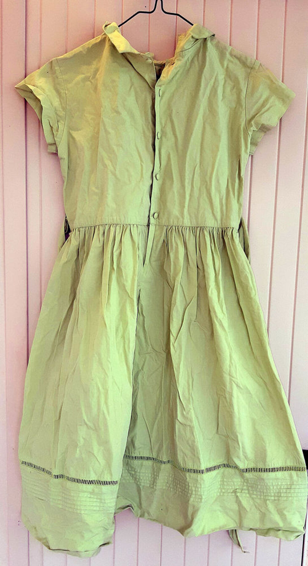 Robe c&eacute;r&eacute;monie '' &agrave; l'heure Anglaise ''
Vêtements