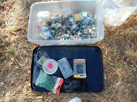 Lot de quincaillerie diverse dans seau 15 Moncontour (86)