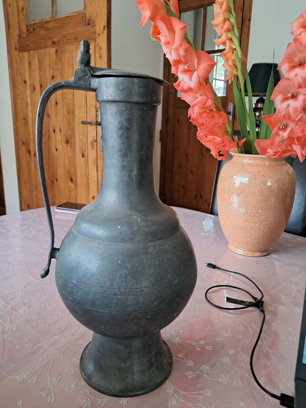 Pichet en &eacute;tain. Décoration