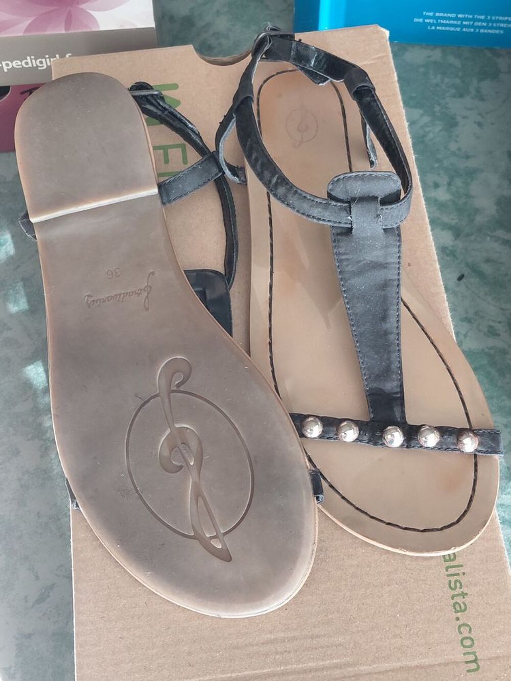 Differentes chaussures , femles- enfants et hommes. Chaussures