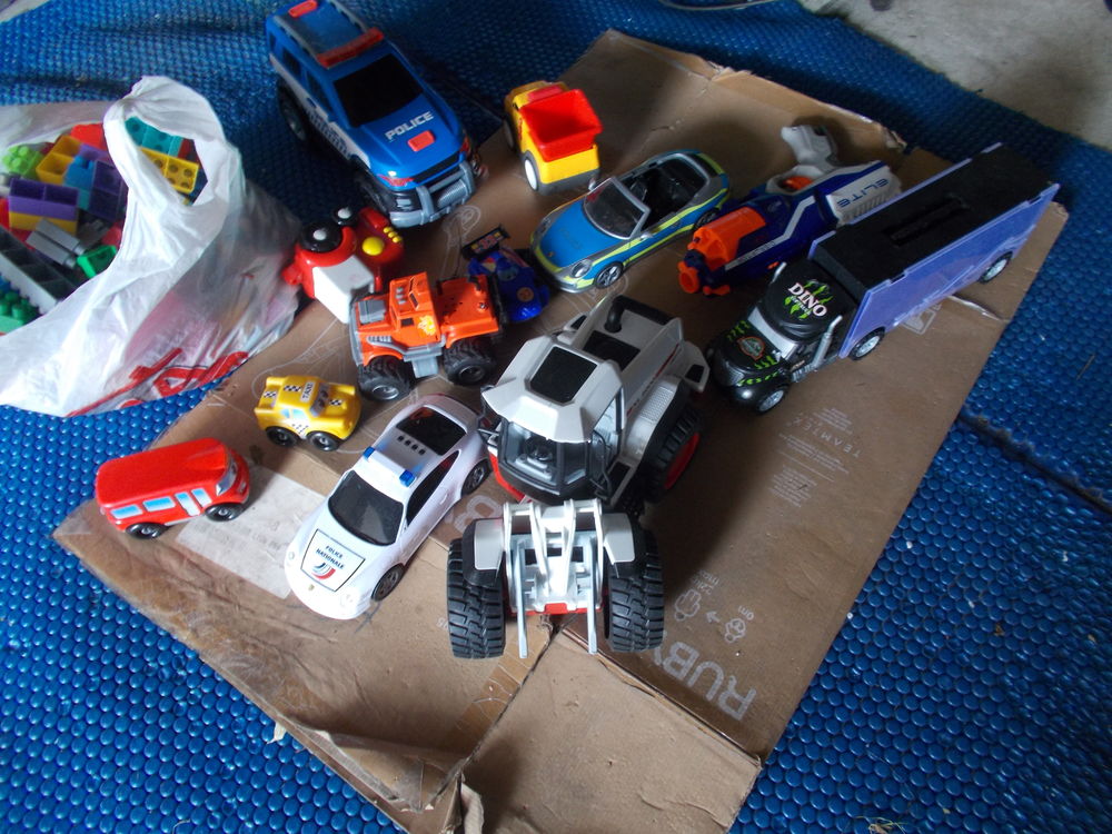 lot de jouets vehicules et legos Jeux / jouets