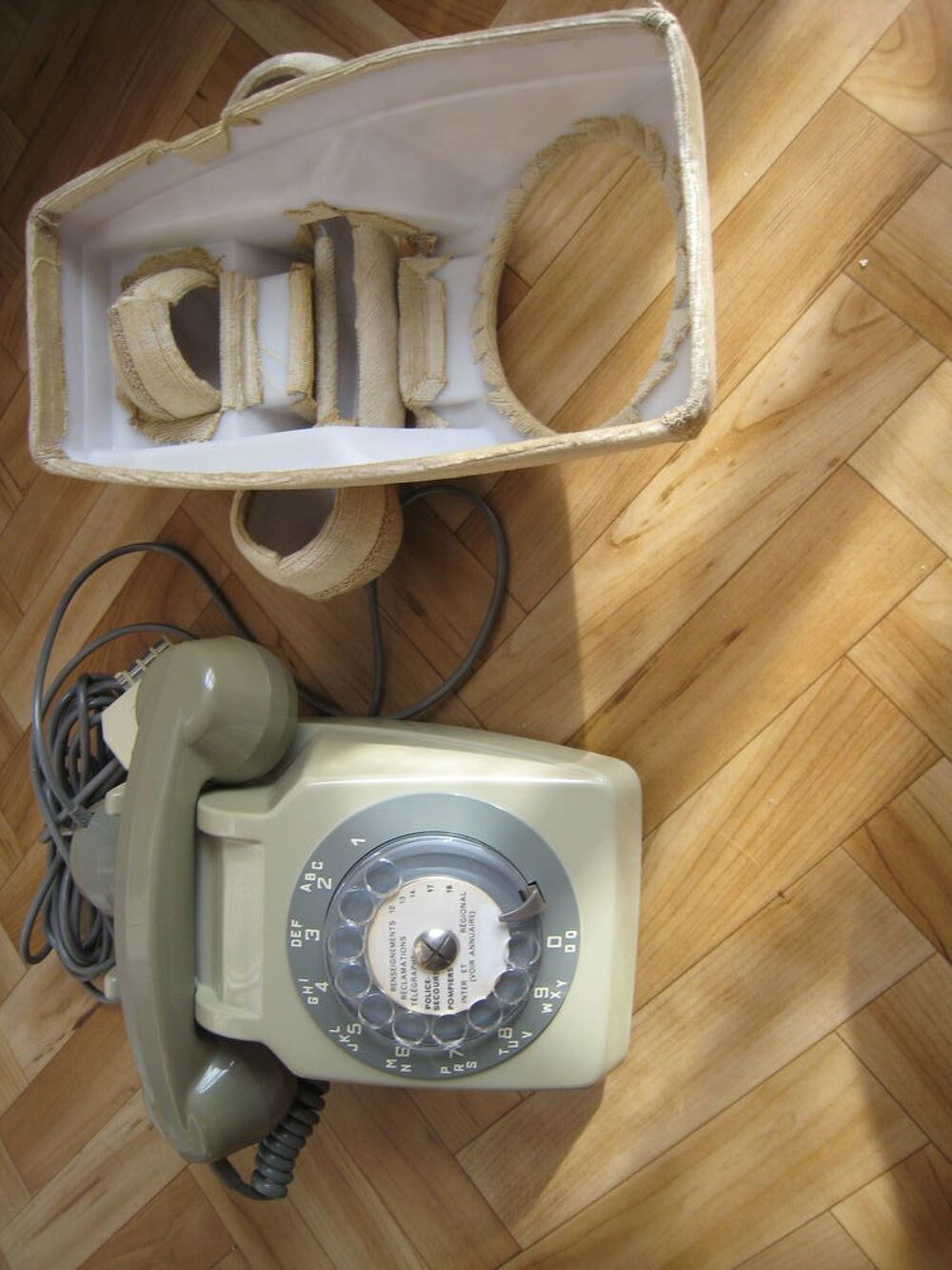 T&eacute;l&eacute;phone a cadran vintage de 1977 et sa protection- (NH78) 