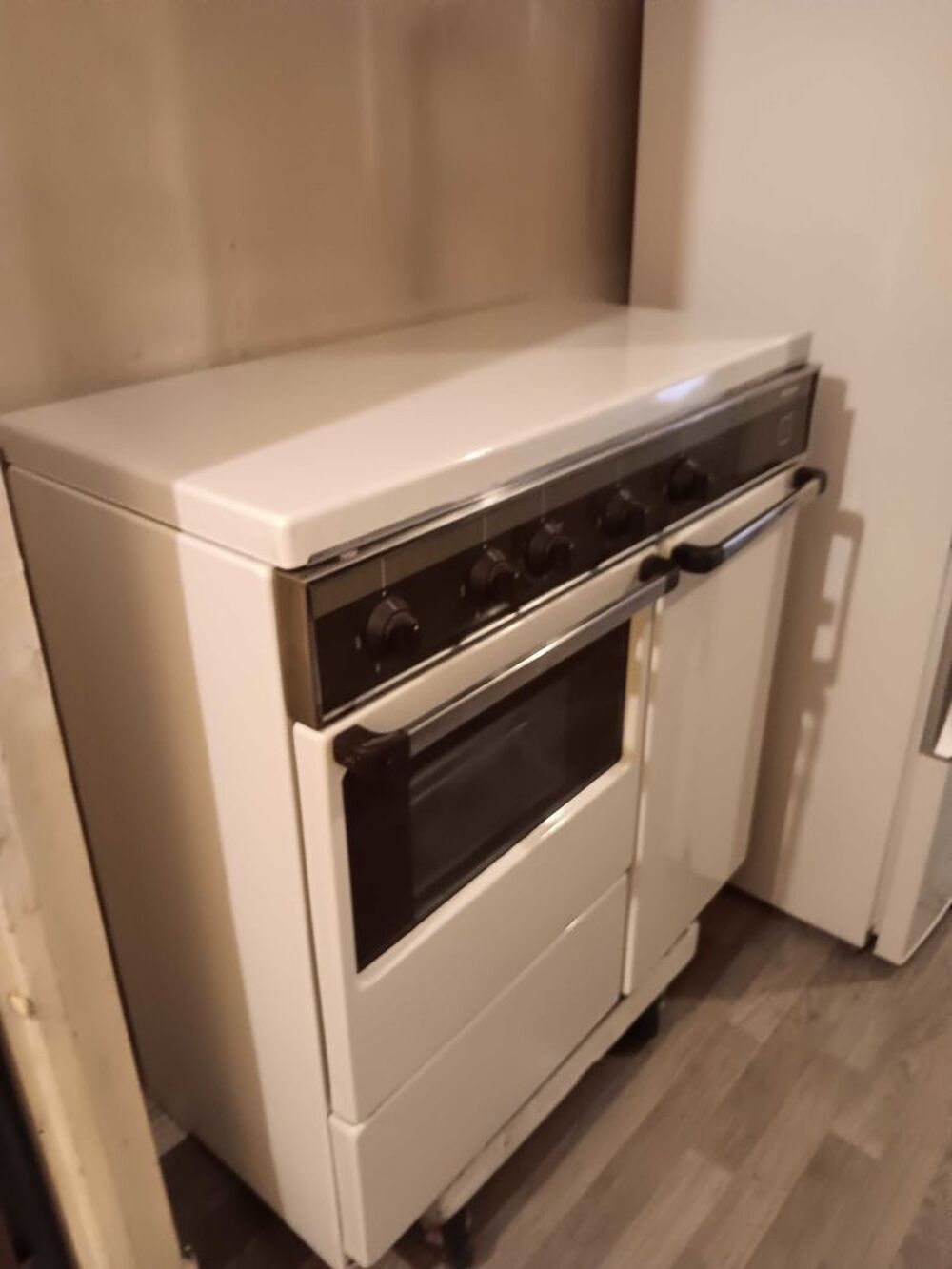 piano Gaziniere Brandt Equip&eacute;es Tout Gaz Bouteille Four Multif Catalyse Grilloir Haut/Bas Gaz +Bouteille pleine +D&eacute;tendeur +Tuyaux Tbeg Electroménager