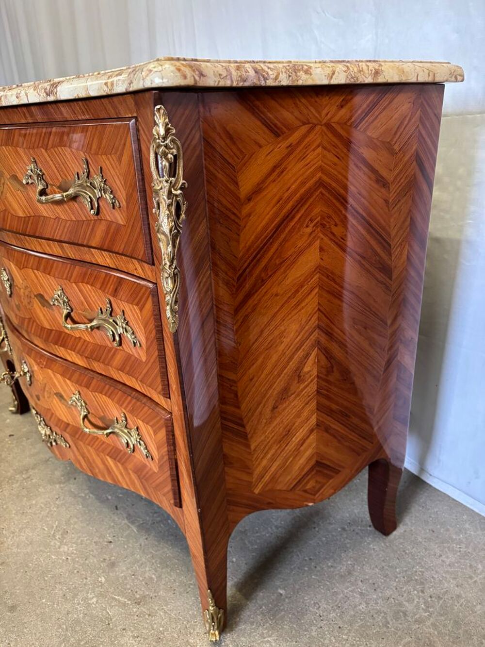 Ensemble Louis XV ? Commode galb&eacute;e &amp; paire de chevets Meubles