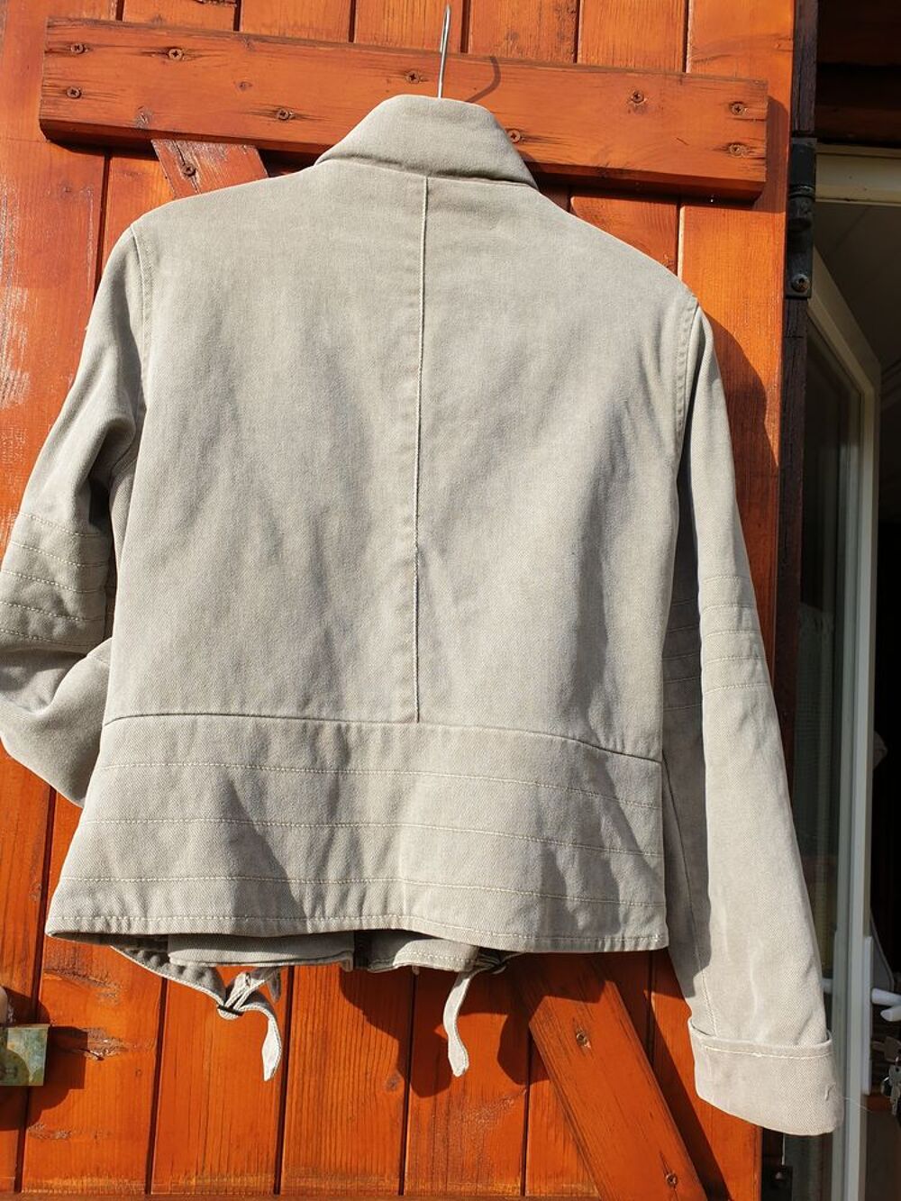 Tr&egrave;s beau blouson comme neuf
Vêtements