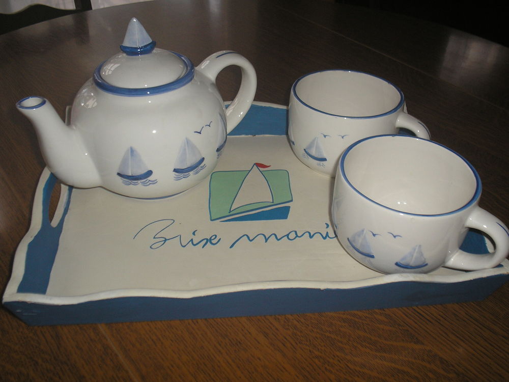 Service &agrave; chocolat chaud en c&eacute;ramique
sur plateau Cuisine