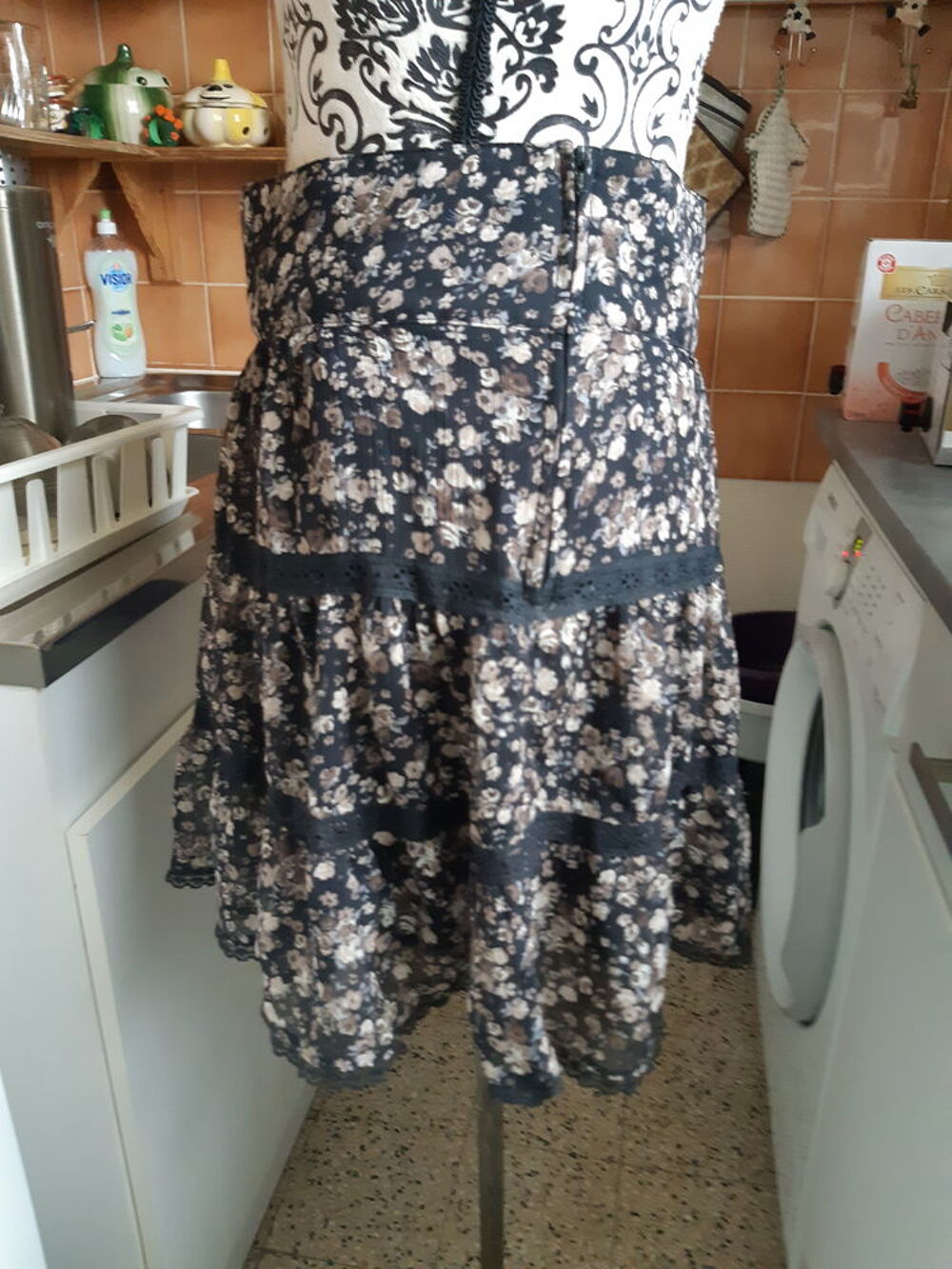 jupe &eacute;vas&eacute;e, motifs fleurie et dentelles CAMAIEU taille 36
Vêtements