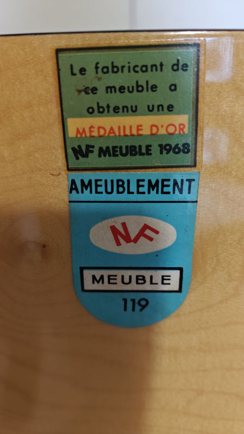 Tr&egrave;s jolie salle a Manger en Noyer Vernis1968 M&eacute;daill&eacute; Or Meubles