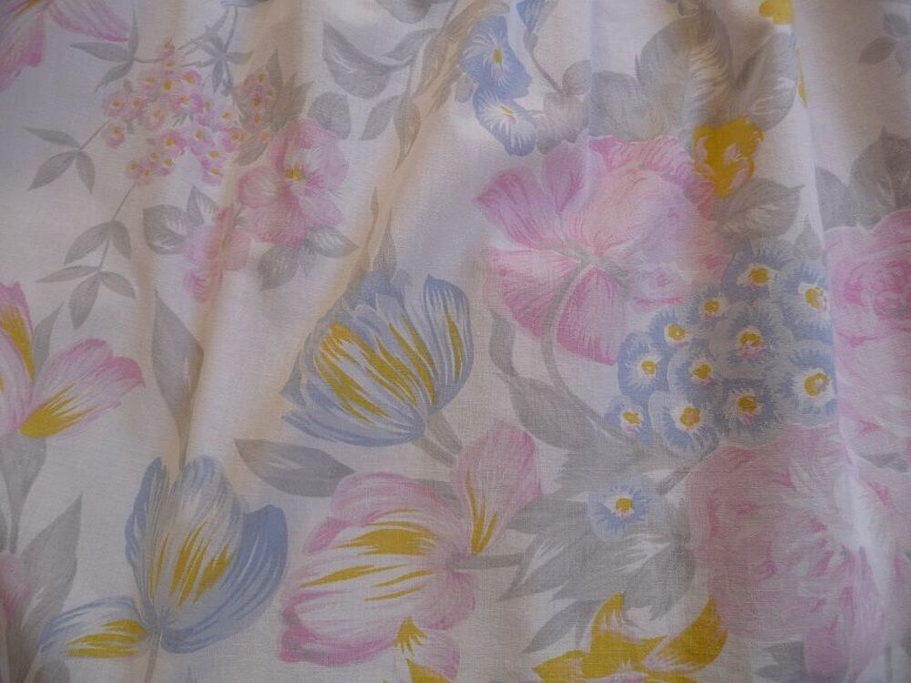 Robe motifs fleurs pastel taille 36 Vêtements