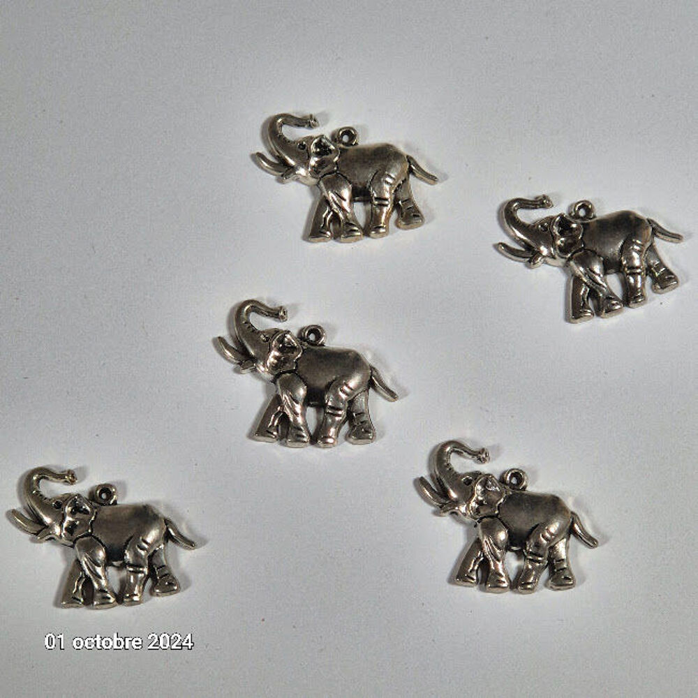 Lot de 5 breloques, m&eacute;dailles, en m&eacute;tal en forme d'&eacute;l&eacute;phant Bijoux et montres