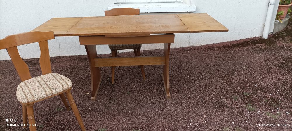 Table &agrave; manger + chaises Meubles