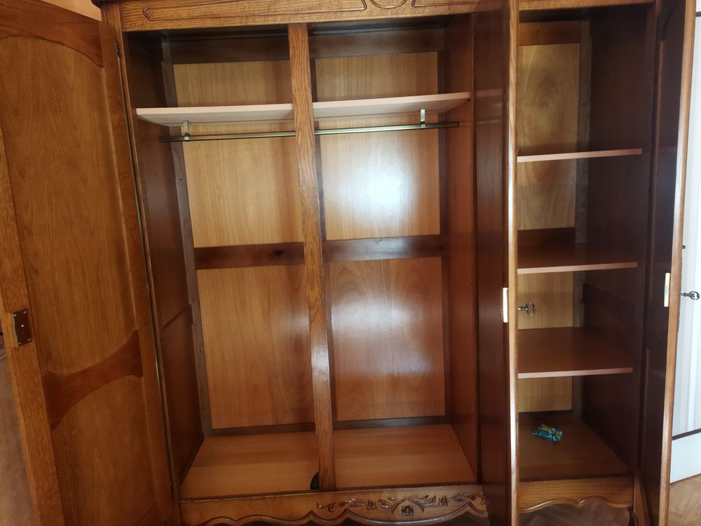 Armoire tr&egrave;s bon &eacute;tat + 1 table de nuit Meubles
