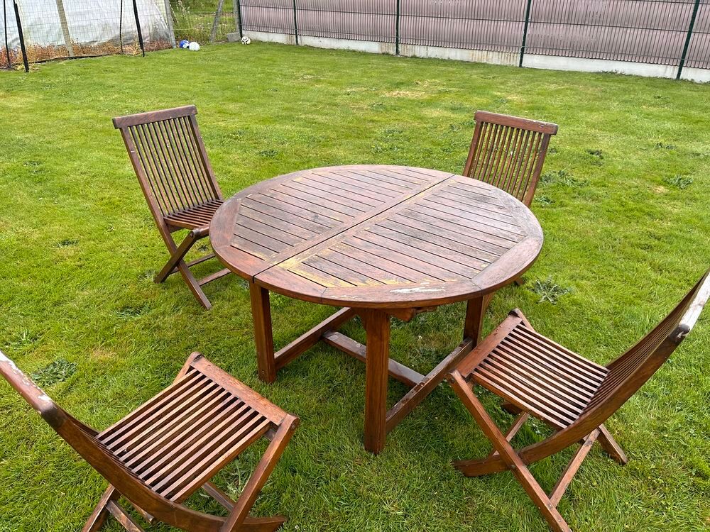 Table en TECK avec 4 chaises. Bois en parfait &eacute;tat Jardin