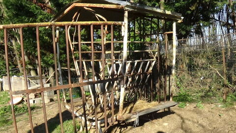 RATELIER OU MANGEOIRE POUR ROULEAUX DE FOIN 90 38270 Jarcieu