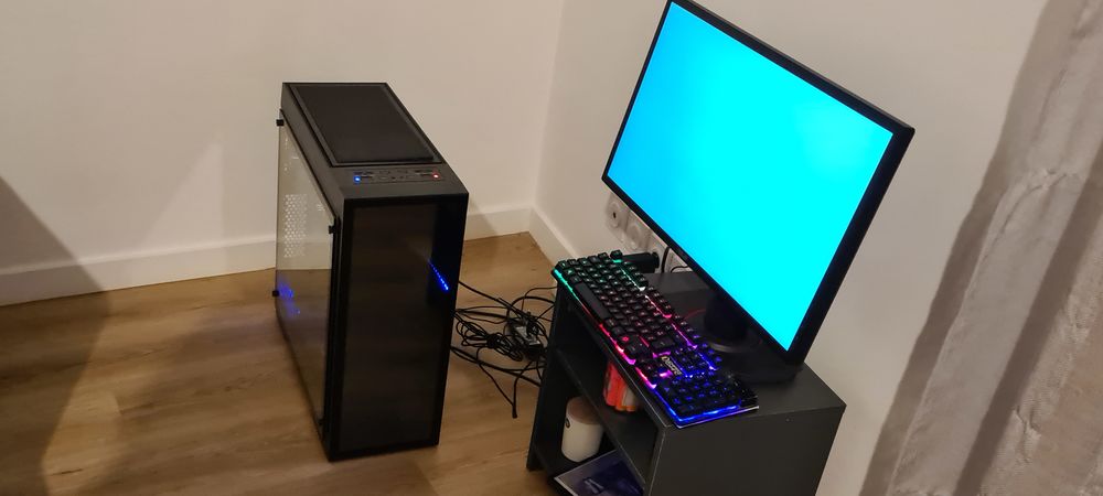 PC Gaming tr&egrave;s bonne &eacute;tat &eacute;cran plus color&eacute;es plus clavier Matériel informatique