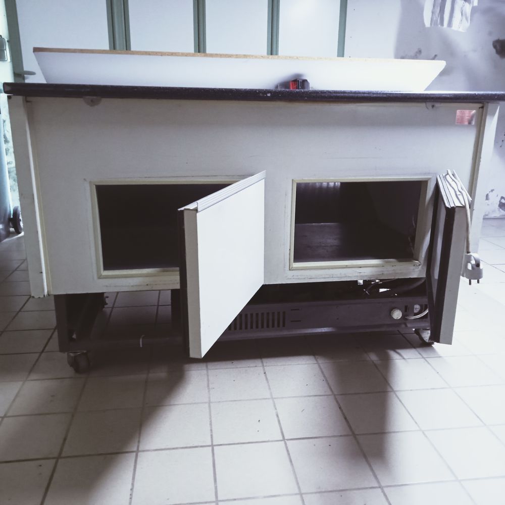 vitrine de patisserie modifi&eacute;e Electroménager