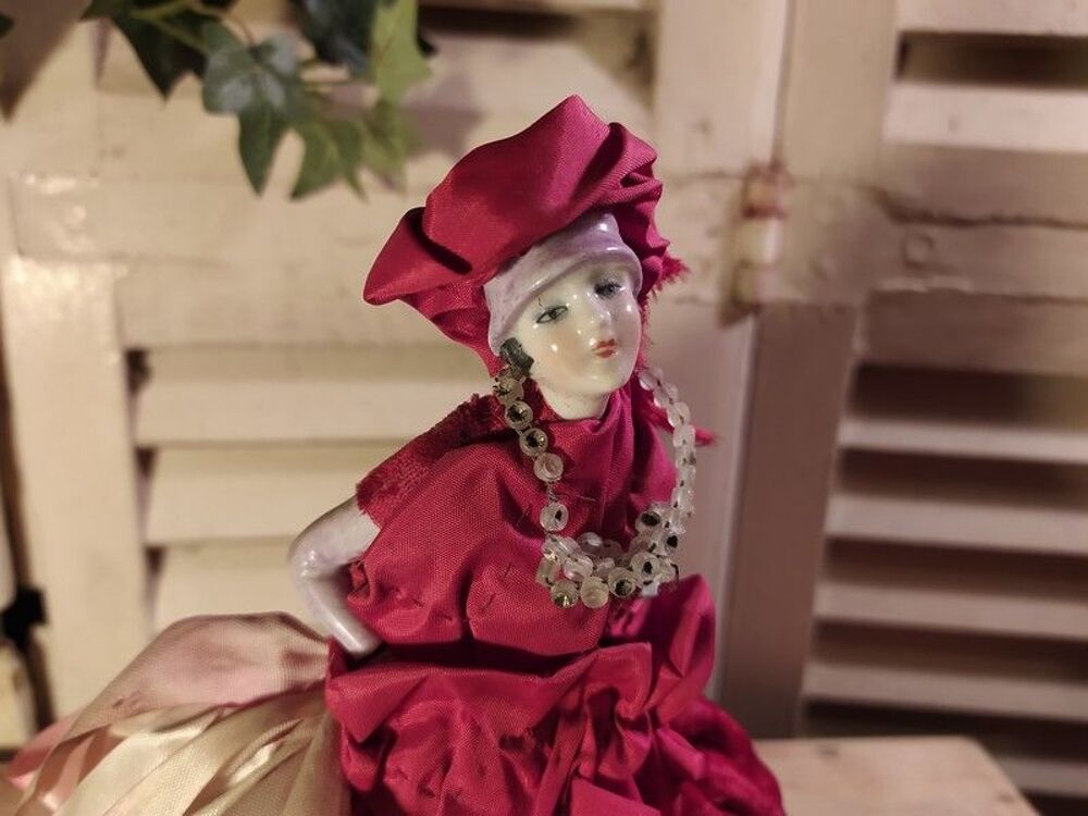 Poup&eacute;e Porcelaine Pique-Aiguilles Art d&eacute;co 