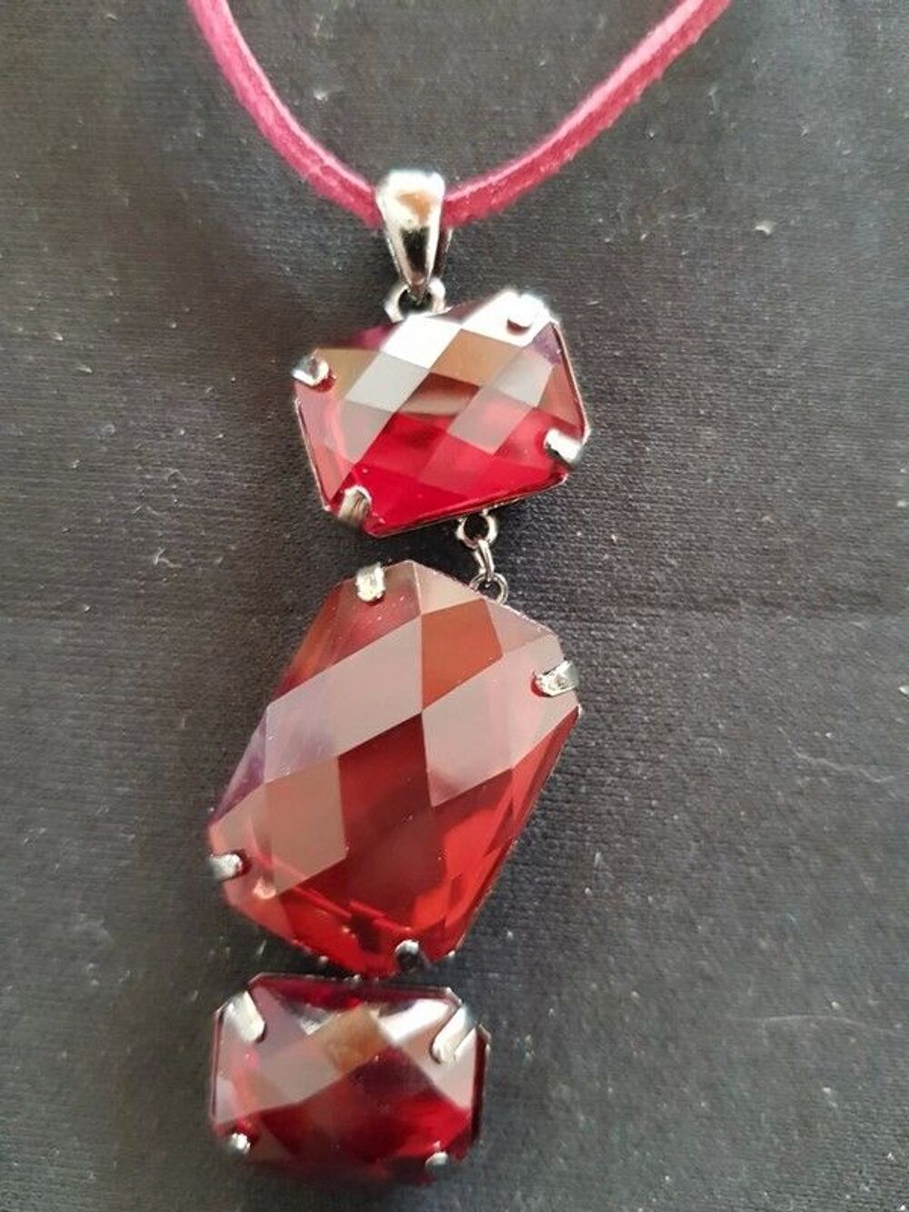 Collier pierre Bordeaux neuf mesure collier en cuir 56 cm pe Bijoux et montres