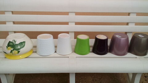 un lot de 7 pots en céramique et pvc neufs . 15 Chaource (10)