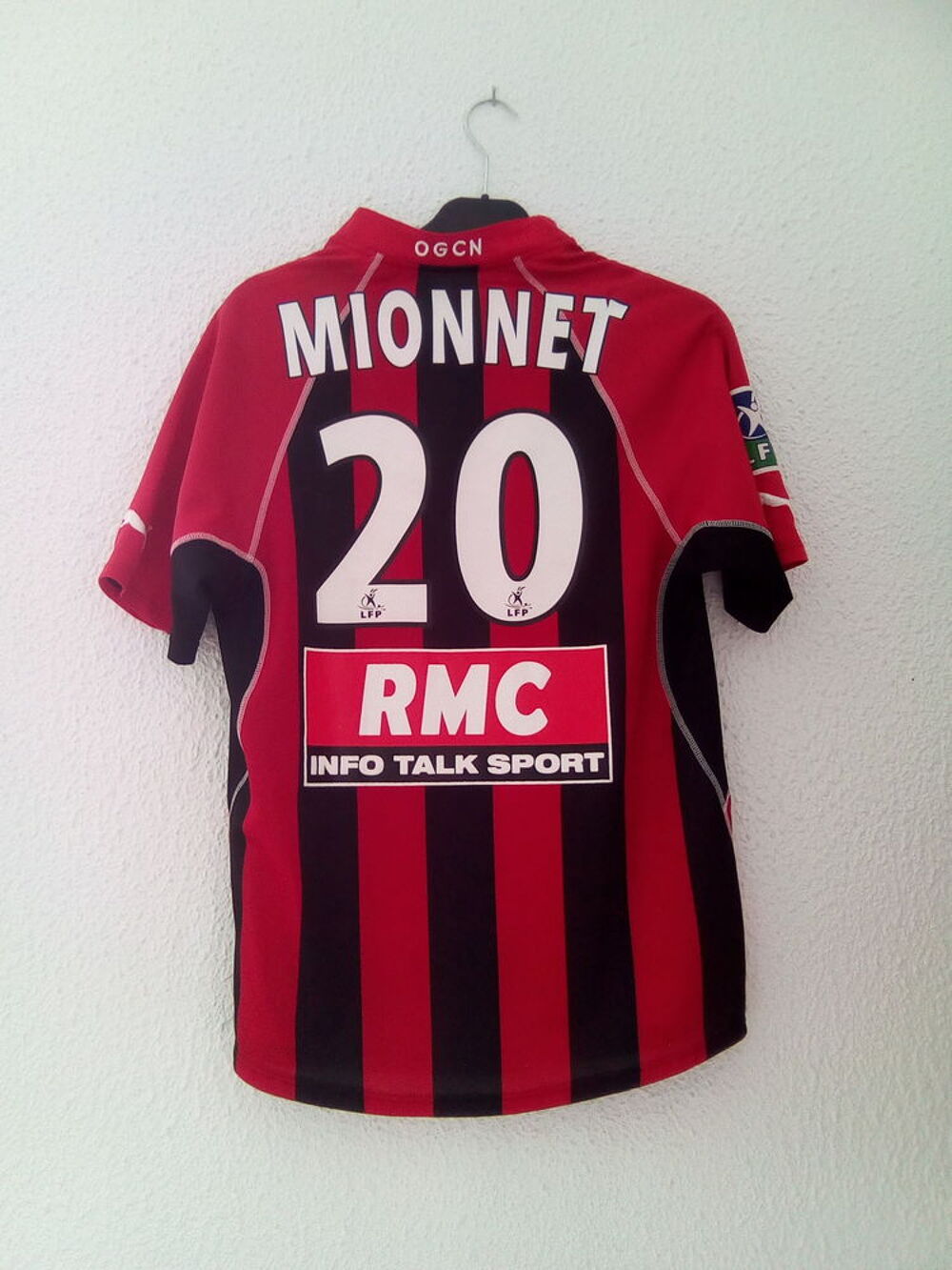 Recherche personne pour surperviser match football. Sports