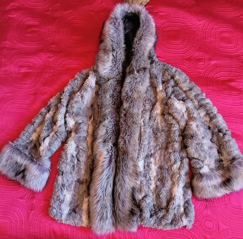 magnifique manteau mi-long en fausse fourrure Taille unique Vêtements