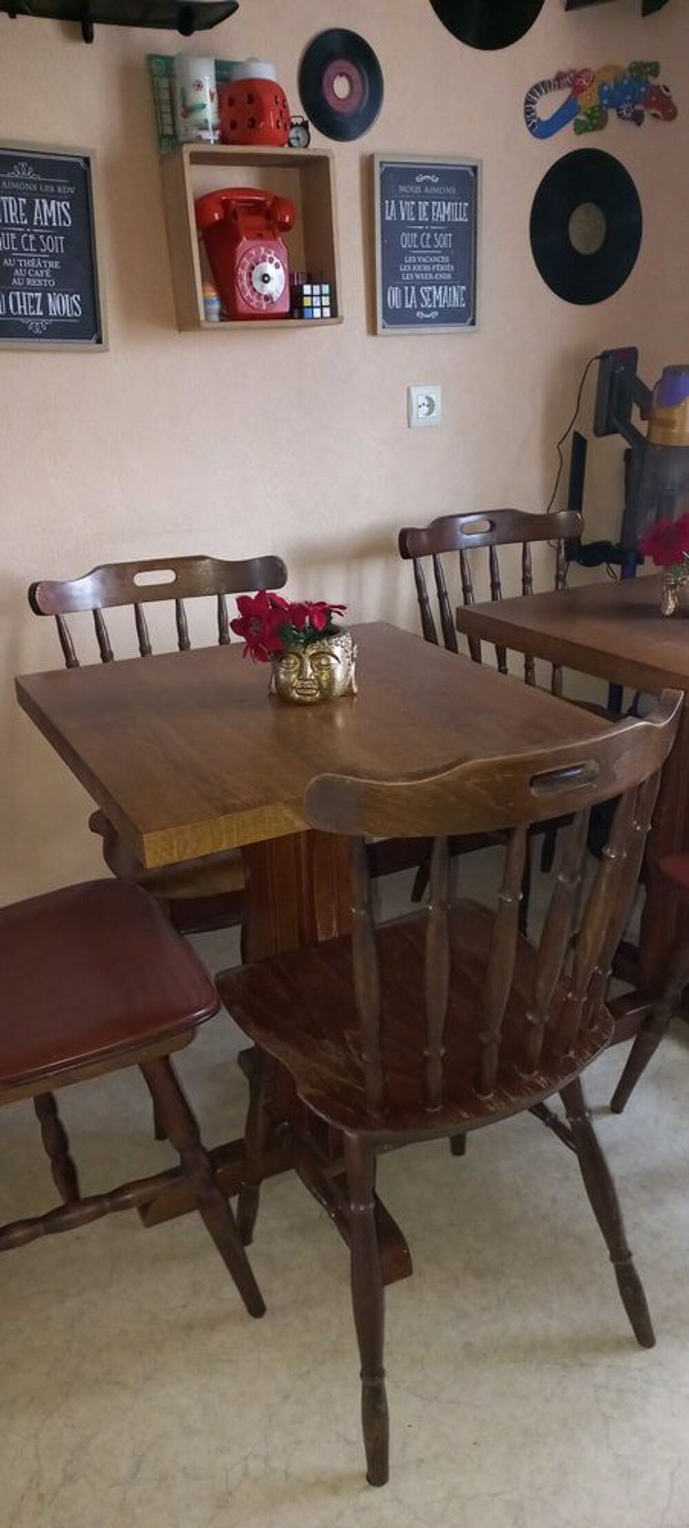 Ensemble tables et chaises de "caf&eacute; bistro" vintage en ch&ecirc;ne Meubles