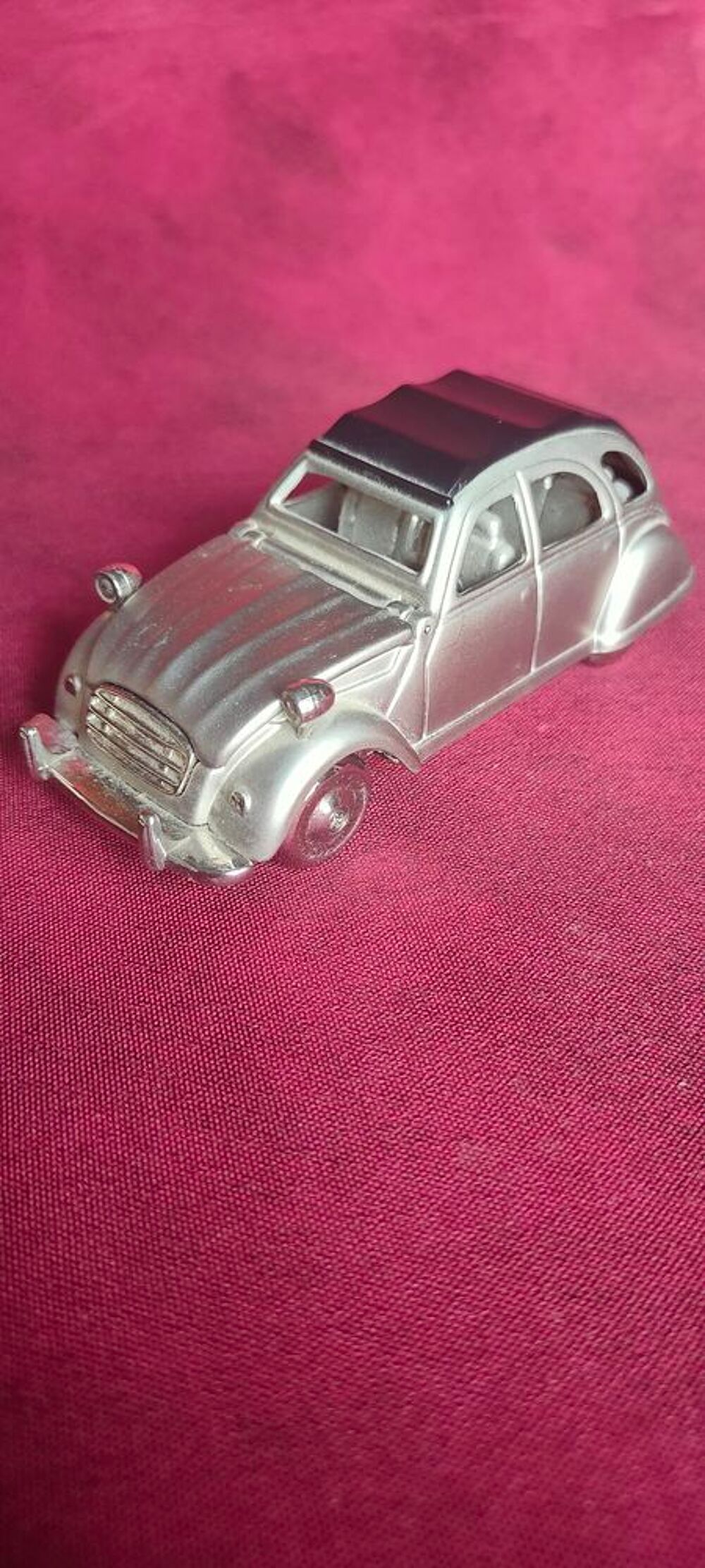 Voiture miniature citro&euml;n 2CV en m&eacute;tal lourd avec pendule 