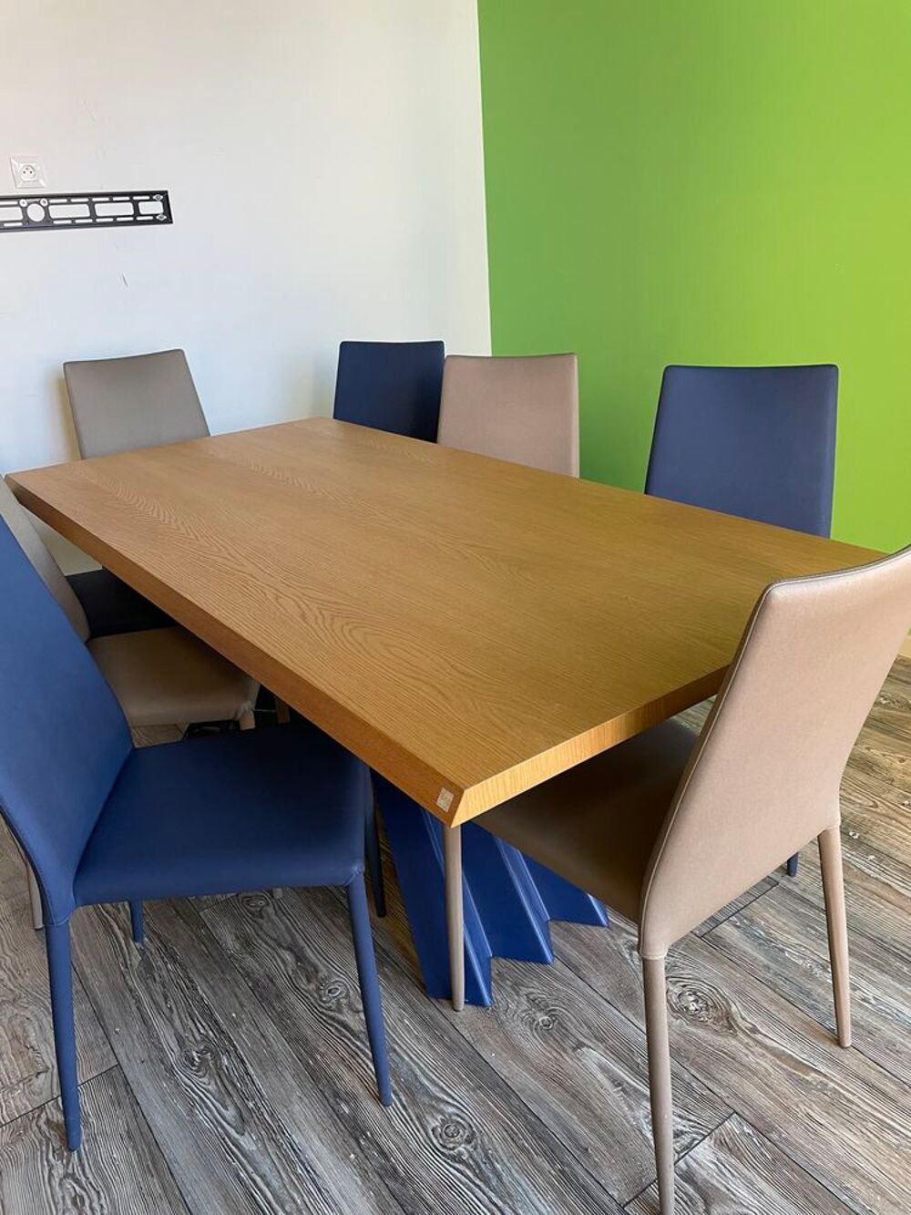 table plateau bois clair et 8 chaises Meubles