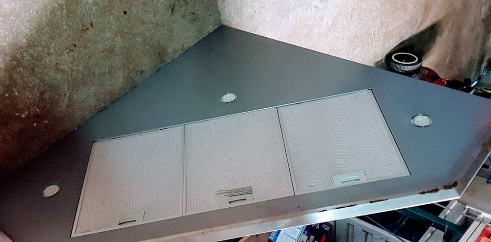 Hotte d 'angle inox
marque MEIRELES. Electroménager