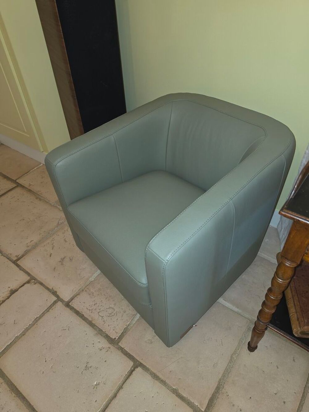 Canap&eacute; et fauteuil en cuir achet&eacute; neuf et jamais utilis&eacute; Décoration