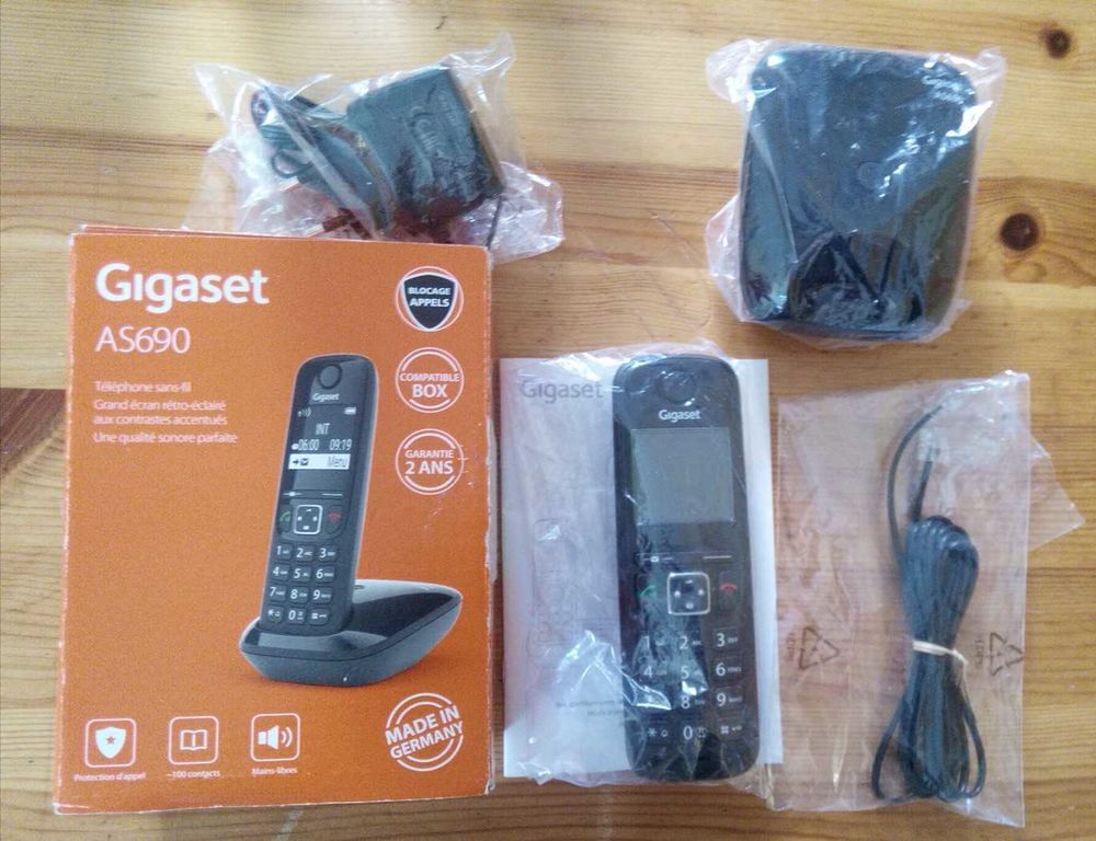 T&eacute;l&eacute;phone fixe Gigaset neuf complet d'origine.
Jamais utilis&eacute; 
Sur Amiens Rivery. 
15 € pi&egrave;ce. Téléphones et tablettes