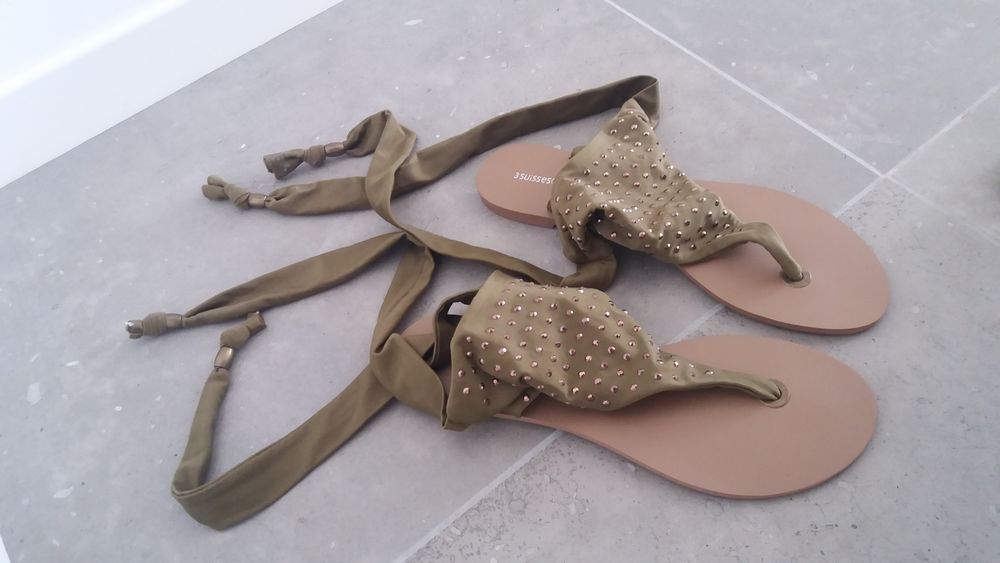 Tongs montantes / Sandales - 40 - (neuve) Chaussures