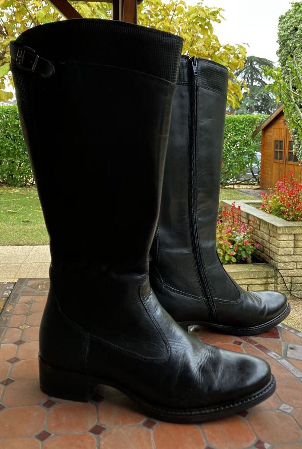 BELLE PAIRE DE BOTTES MONTANTES POUR FEMME DE COULEUR NOIRE Chaussures