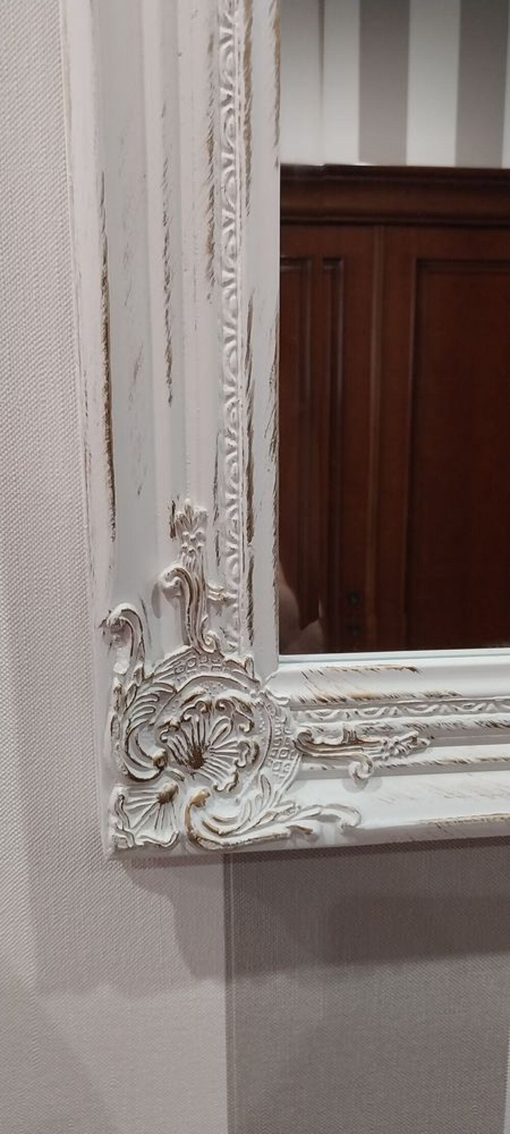 Miroir ancien blanc orn&eacute; Décoration
