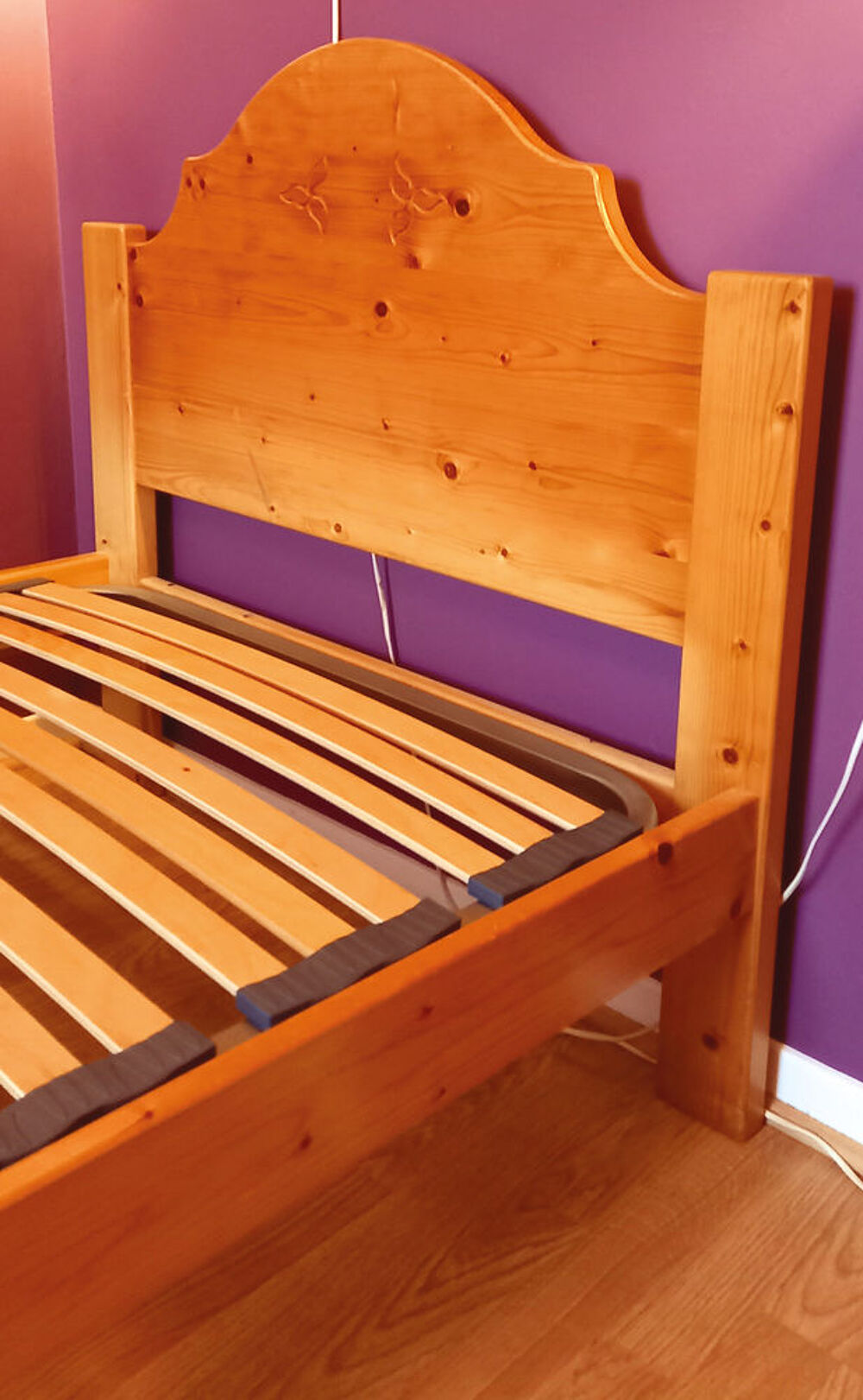 Lit en bois pin + sommier etat neuf 90x190cm Meubles