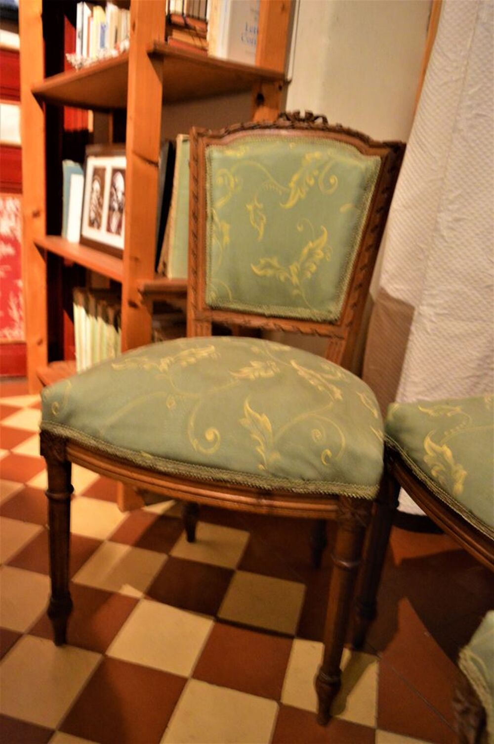 Un joli trio de chaises Meubles