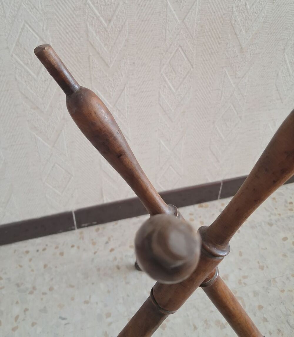 ancien trepied vintage en bois tourn&eacute; 
Décoration