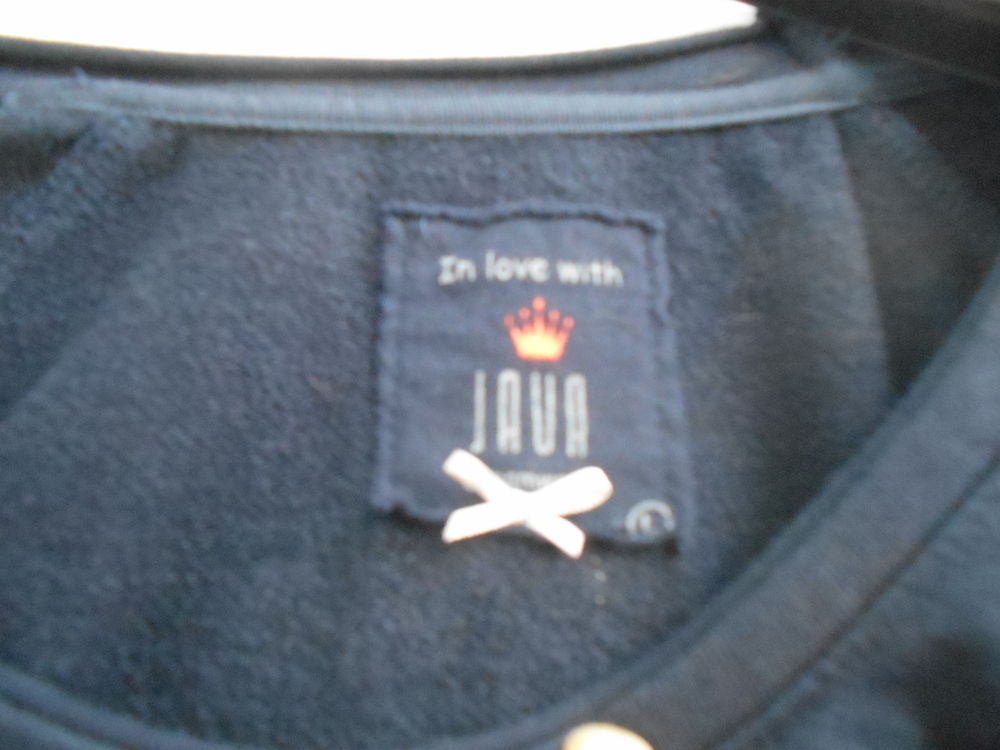 H17 
Sweat marine	 Vêtements