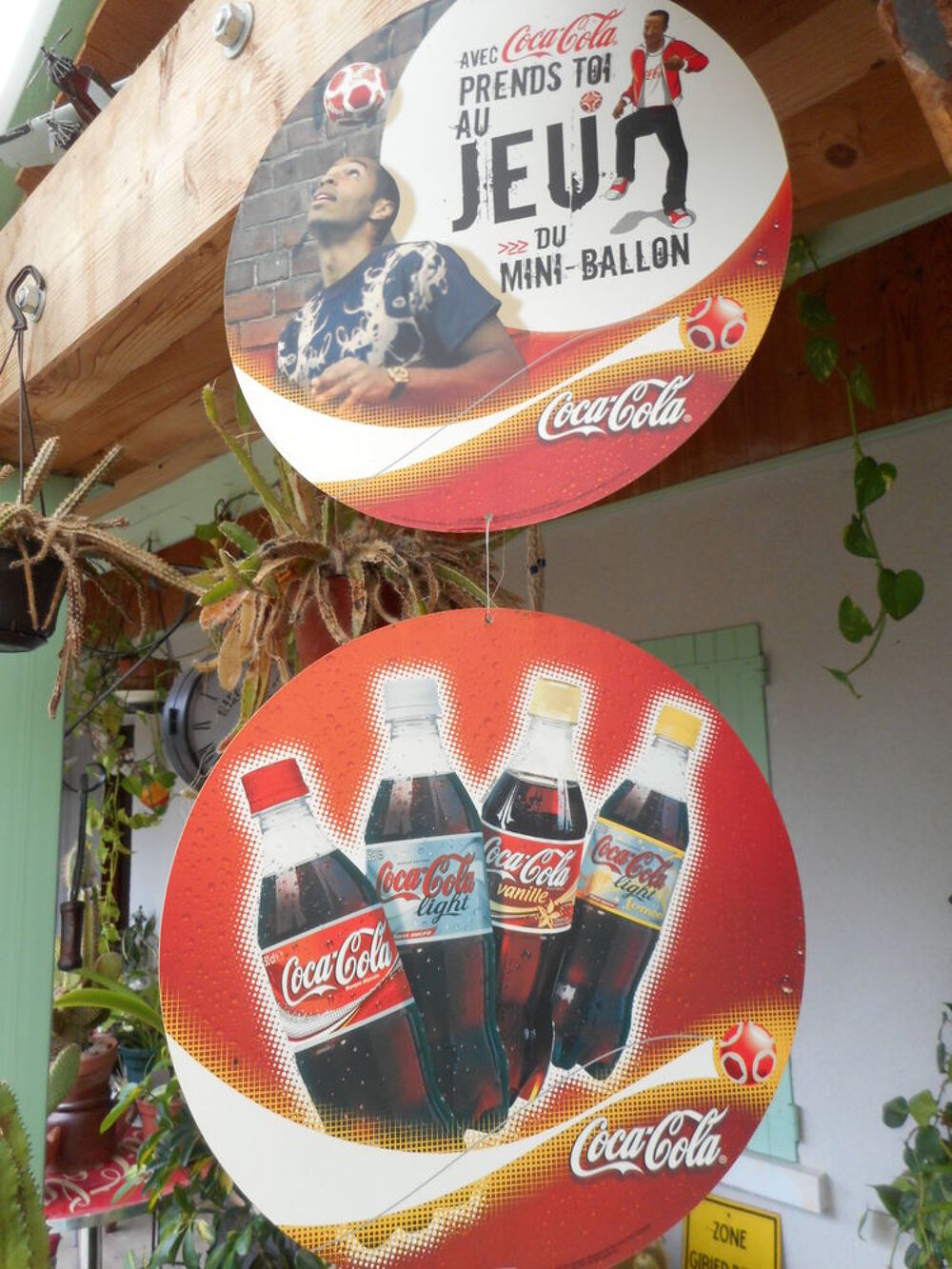 Mobile publicitaire coca cola en carton 